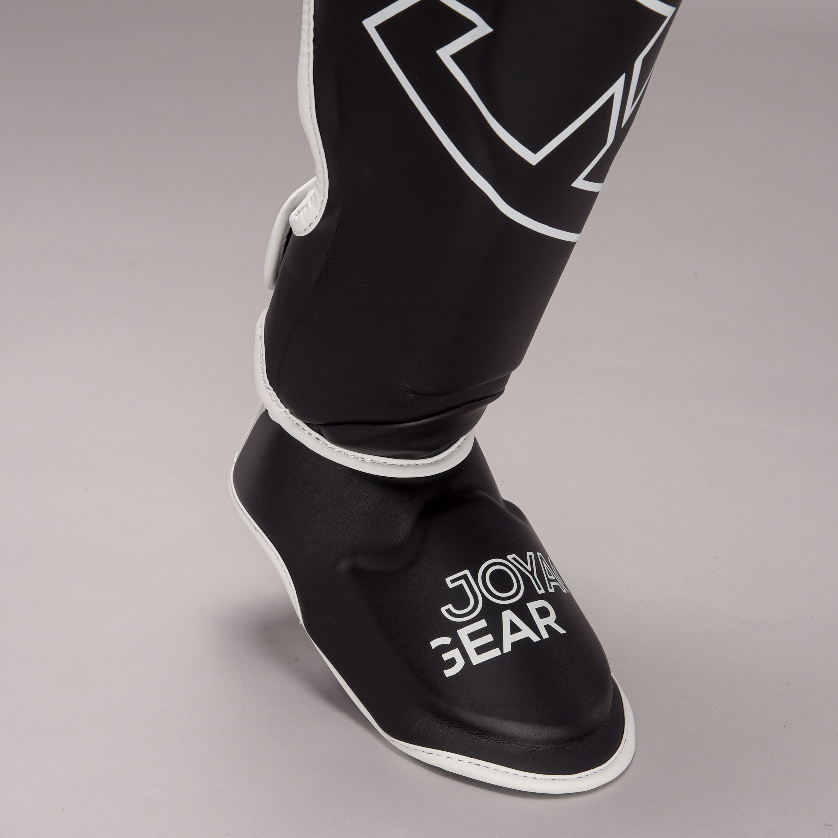 Joya Strike Scheenbeschermers -Zwart/Wit