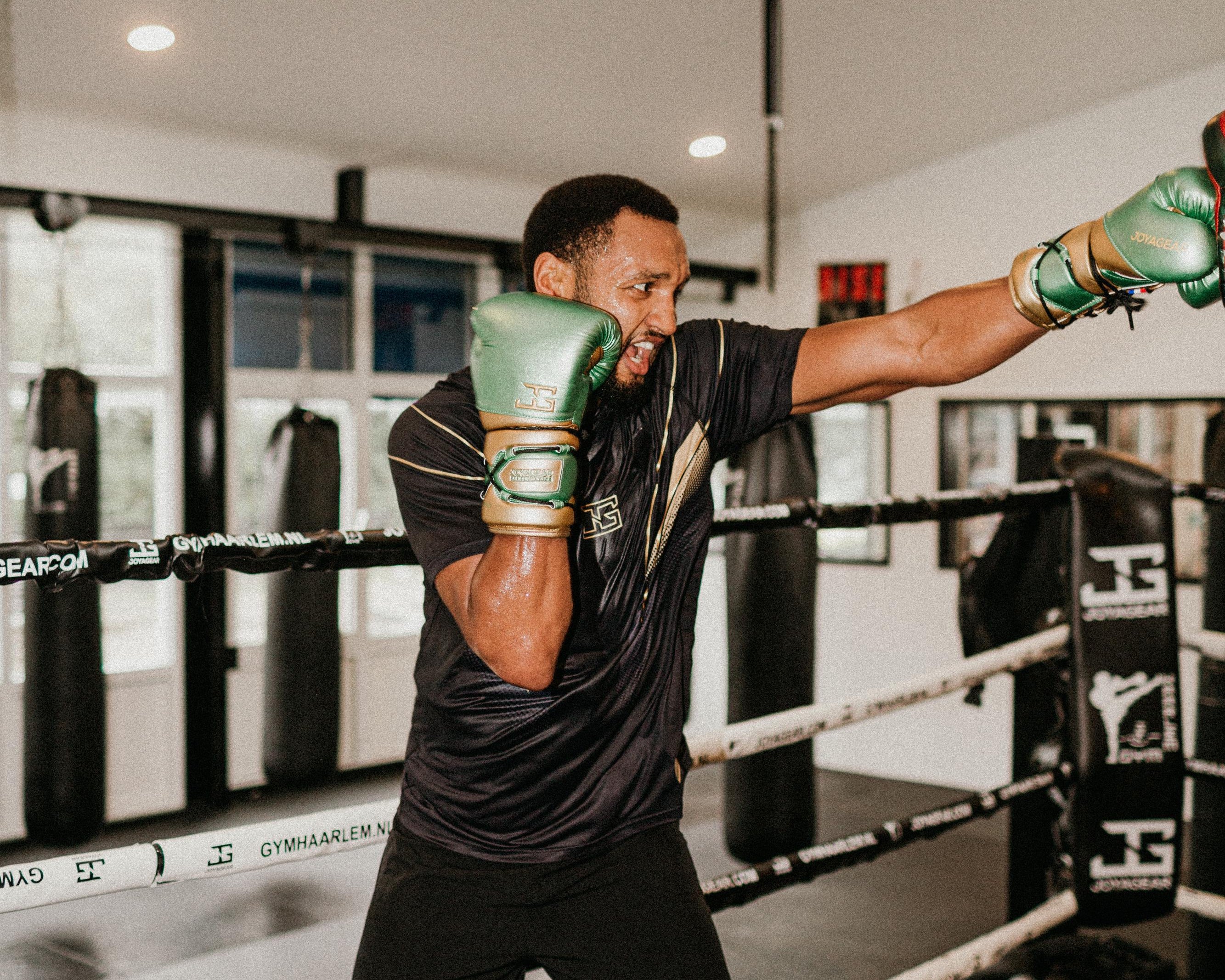 Muay Thai vs. Kickboksen: Wat is het verschil en welke vechtstijl past bij jou?