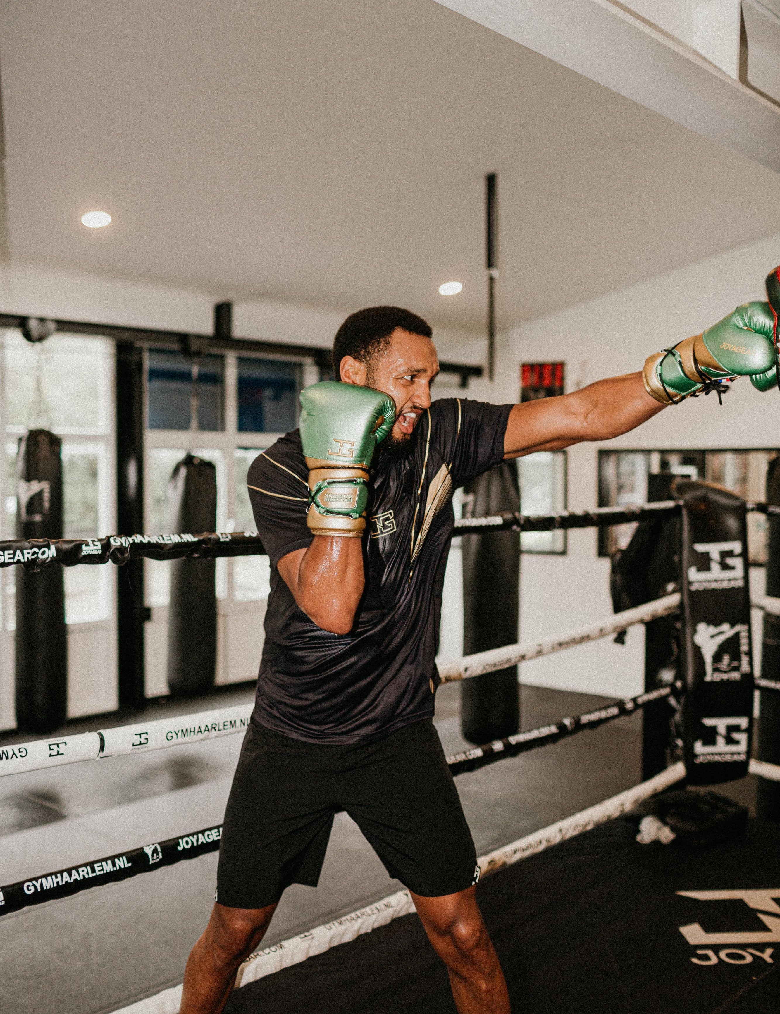 Muay Thai vs. Kickboksen: Wat is het verschil en welke vechtstijl past bij jou?