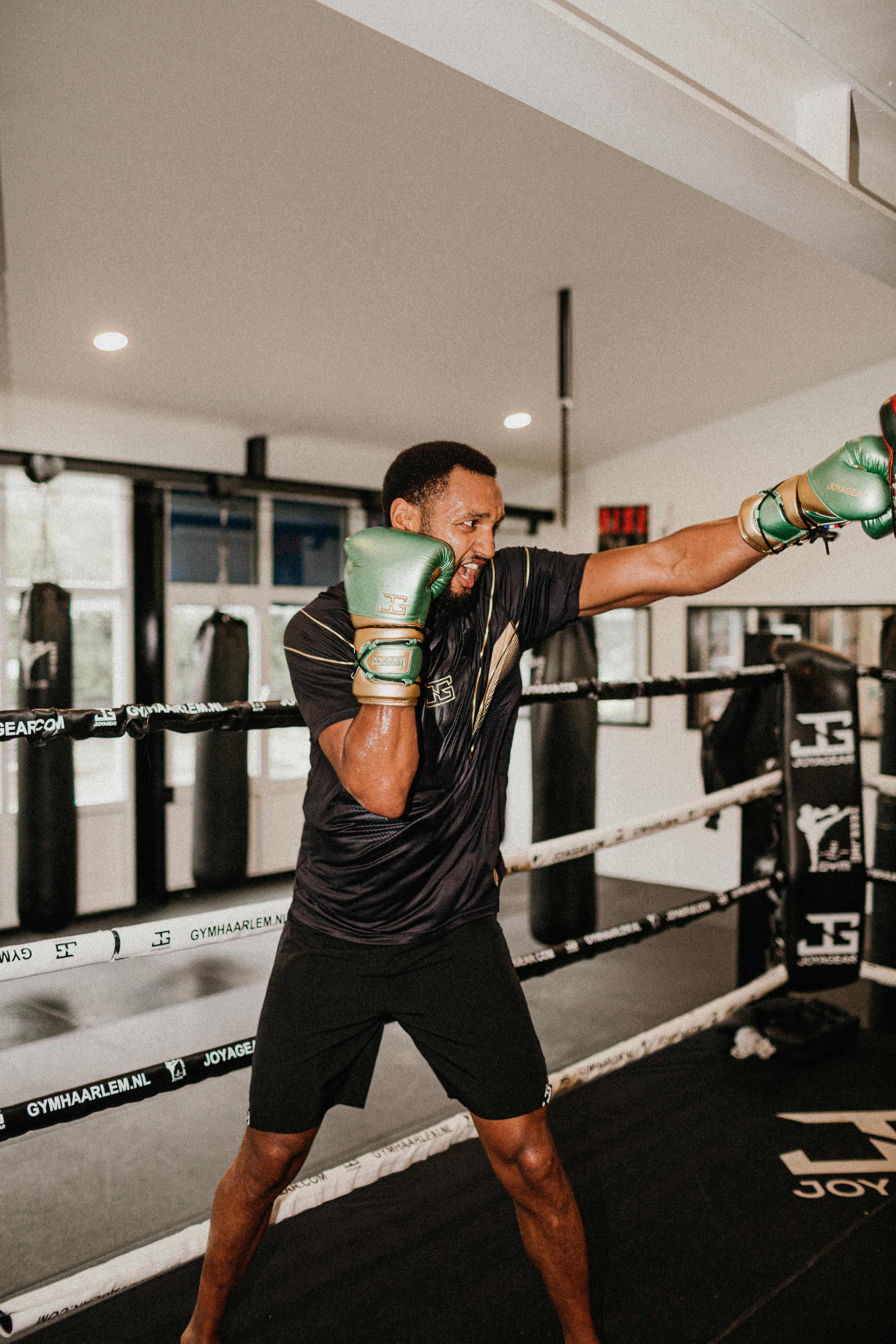 Muay Thai vs. Kickboksen: Wat is het verschil en welke vechtstijl past bij jou?