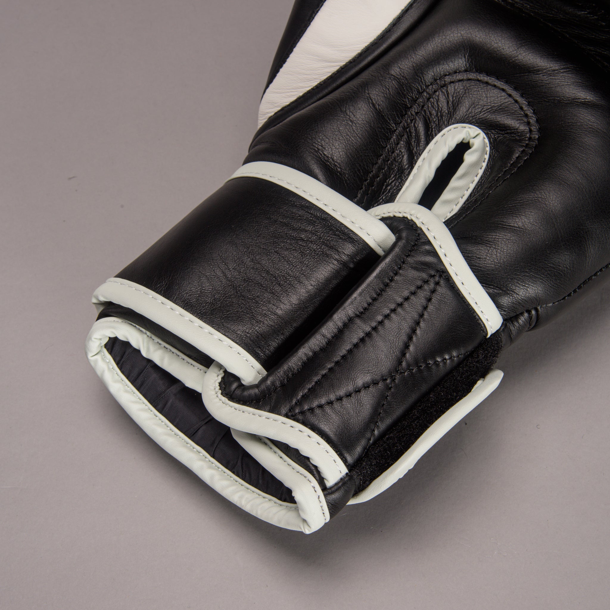 King Pro Boxing Bokshandschoenen 1 - Zwart Wit King Pro Boxing Bokshandschoenen 1 - Zwart Wit